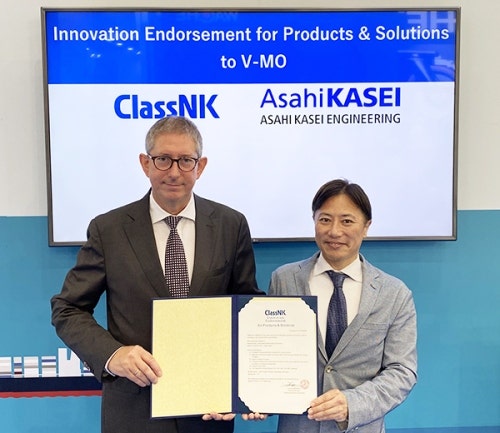 Rico Joehnk, General Manager of Hamburg Office, ClassNK (left) and Masaru Okamoto, General Manager of Maintenance Research Institute, Asahi Kasei Engineering (right)