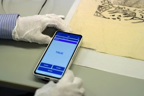 Scanning a label with an authenticity determination device