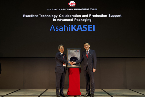 President Koshiro Kudo receives the award on behalf of Asahi Kasei