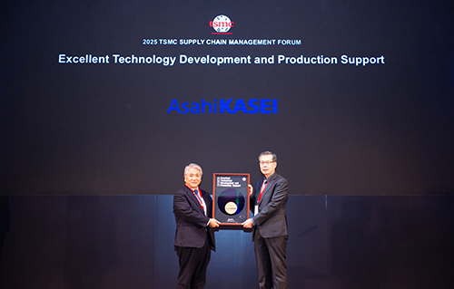 Material Sector President Hideyuki Yamagishi receives the award on behalf of Asahi Kasei