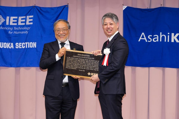 Toshio Fukuda, Former President and Life Fellow of the IEEE, presents the IEEE Milestone plaque to Naoyuki Kurita, President of Asahi Kasei Microdevices